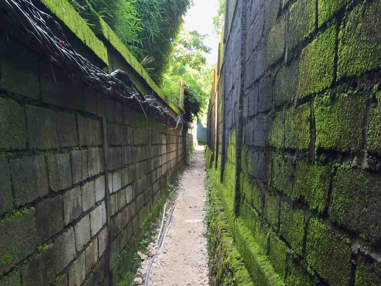 bingin beach access passing narrow alley 