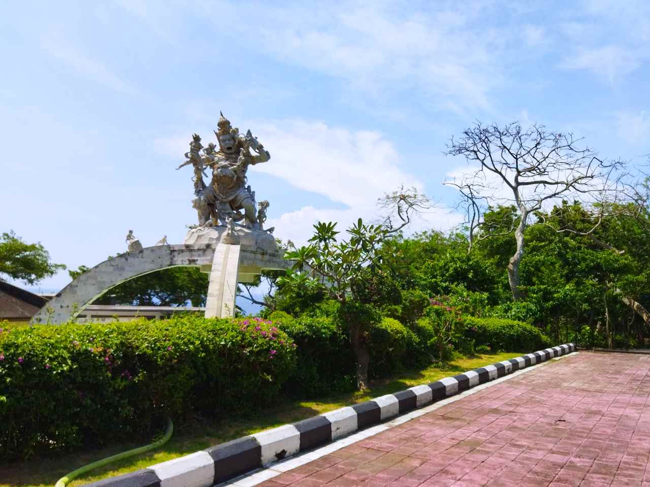 uluwatu temple Kumbakarna statue 