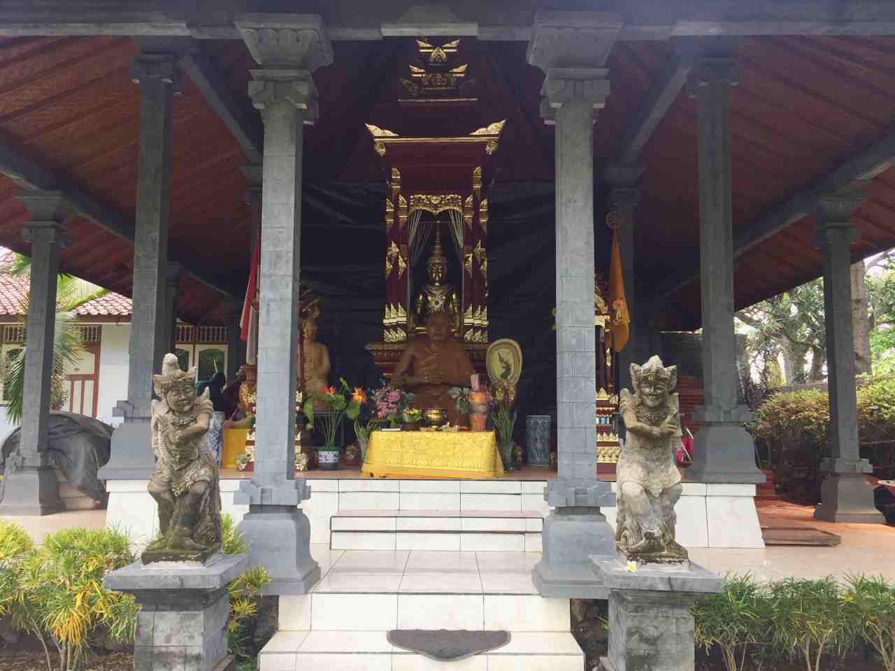 dalai lama statue 