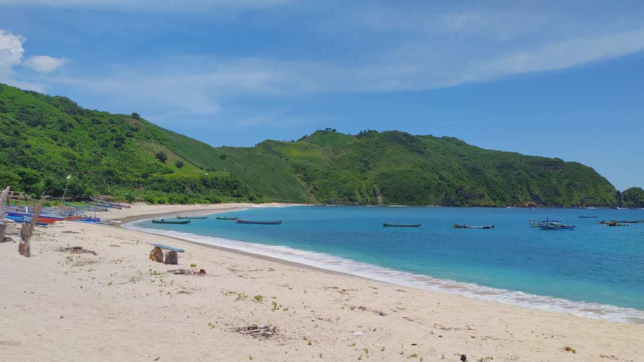 small boats docking in the beach 