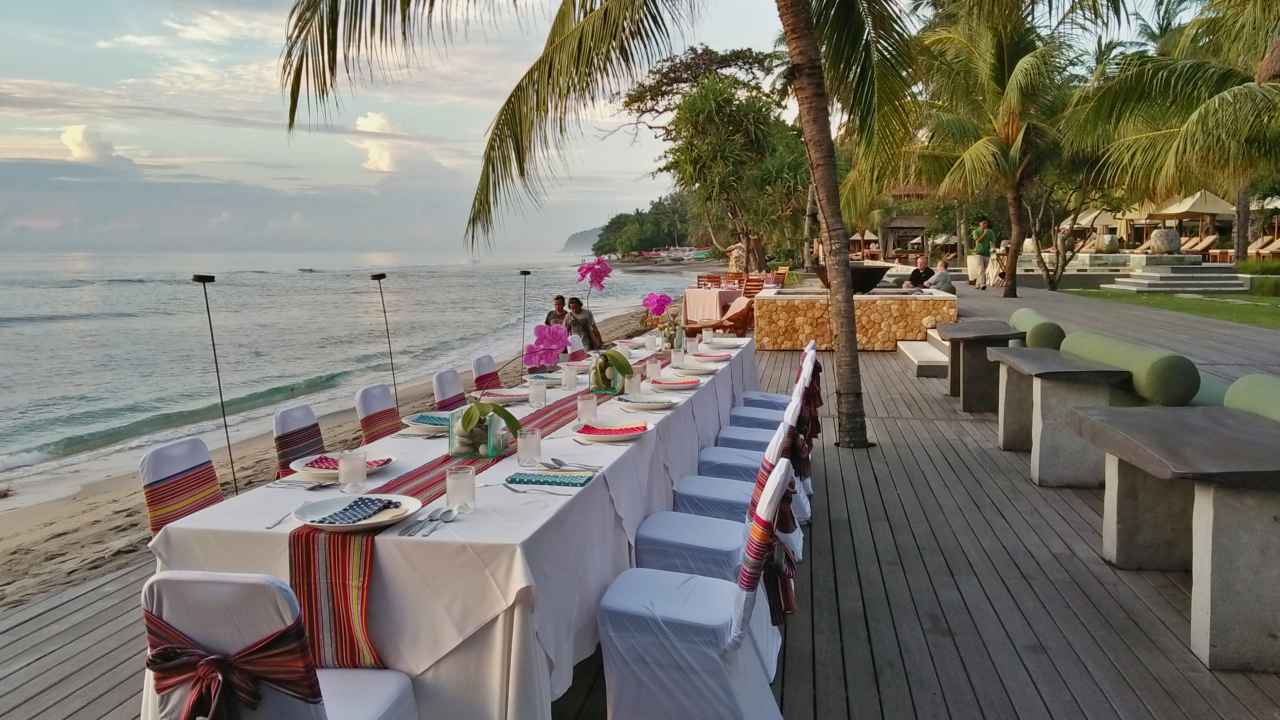 restaurant overlooking the beach 