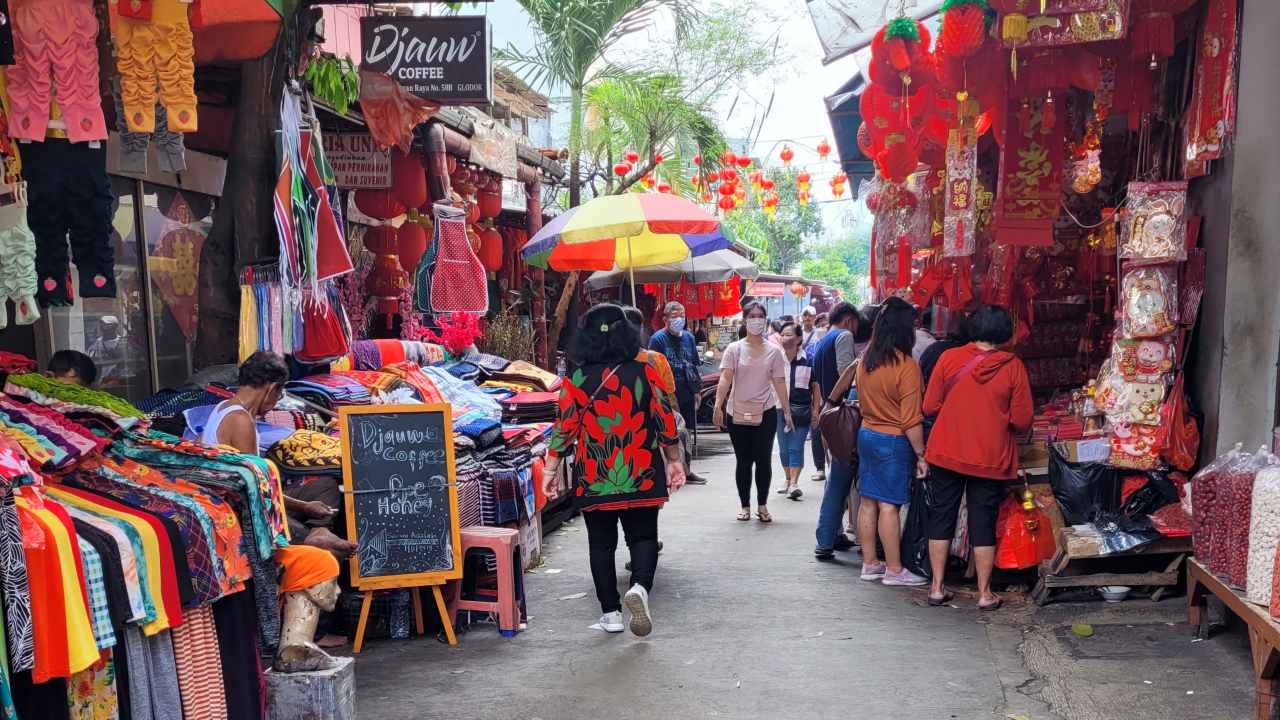 clothes stalls and basic need in the market 