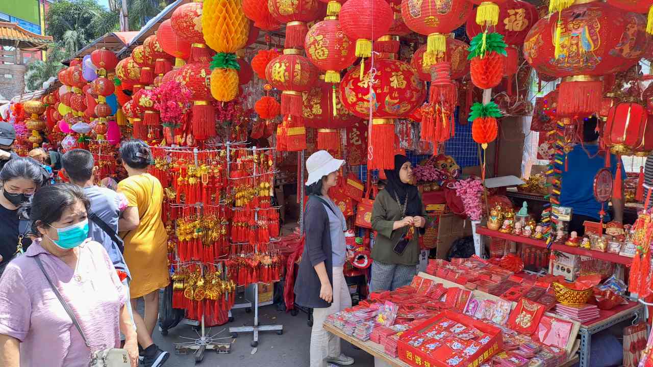 glodok chinatown market before chinese new year. 