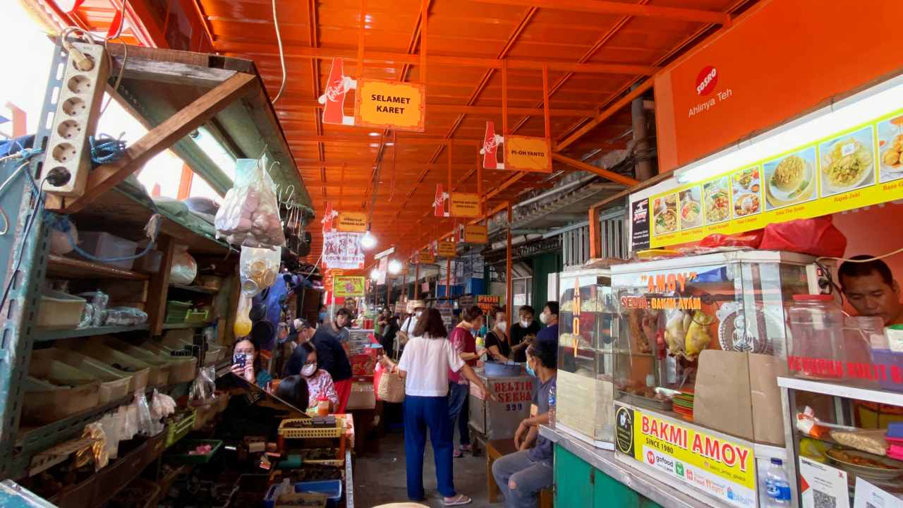 street food alley in glodok chinatown market