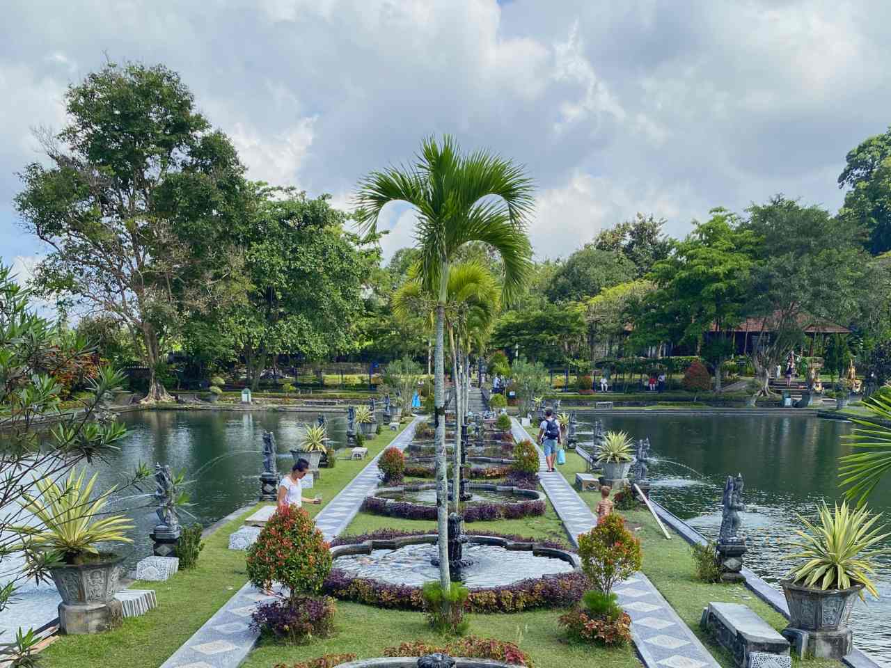 tirtagangga water palace ponds with small fountain 