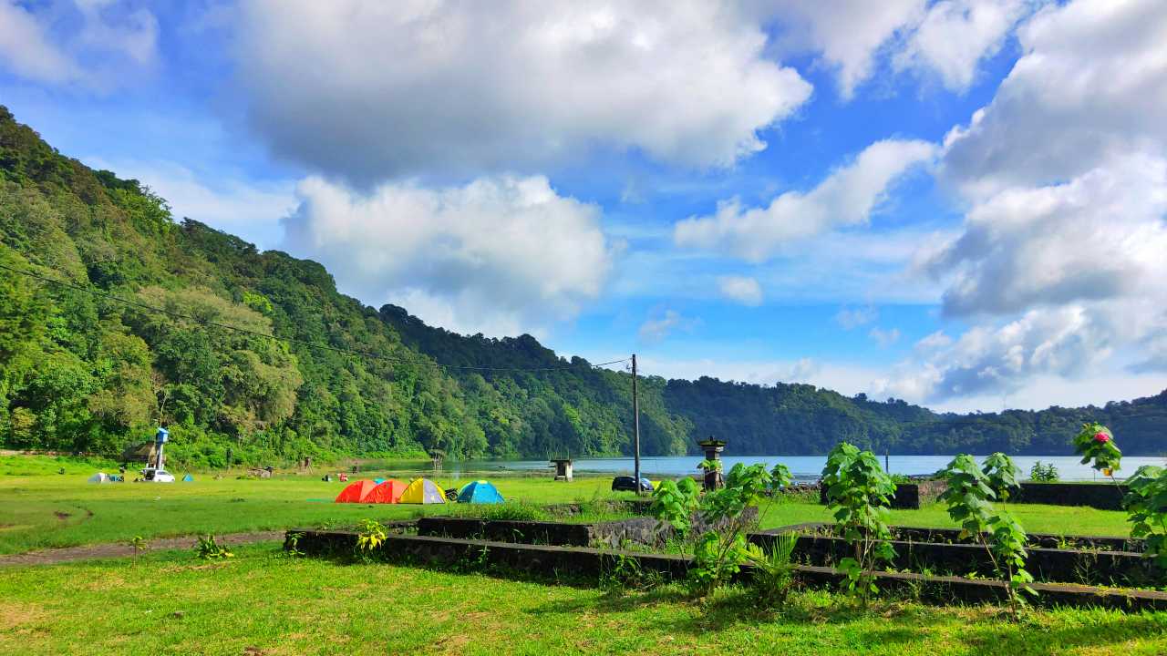 camping in Tamblingan Lake 