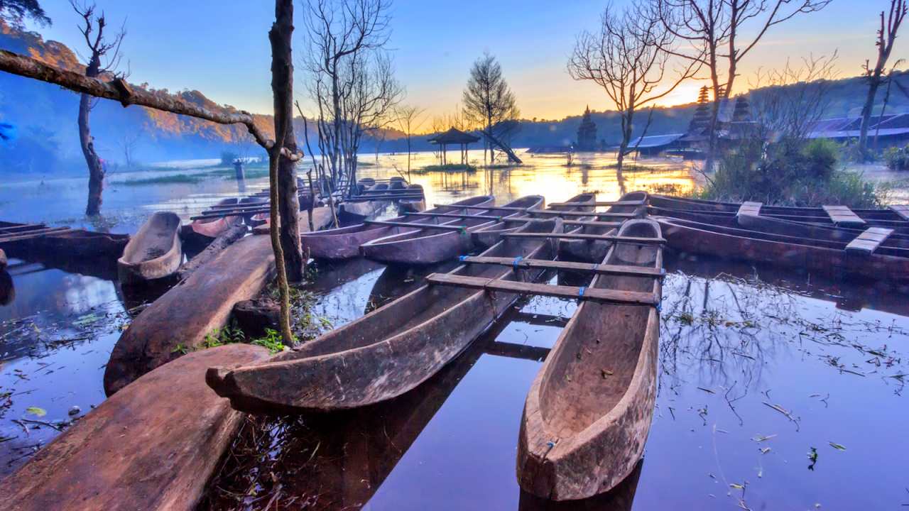 pedahu boat in tamblingan lake 