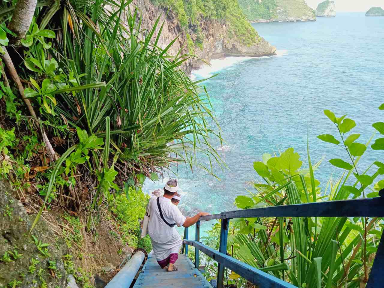 peguyangan waterfall steep stairs 